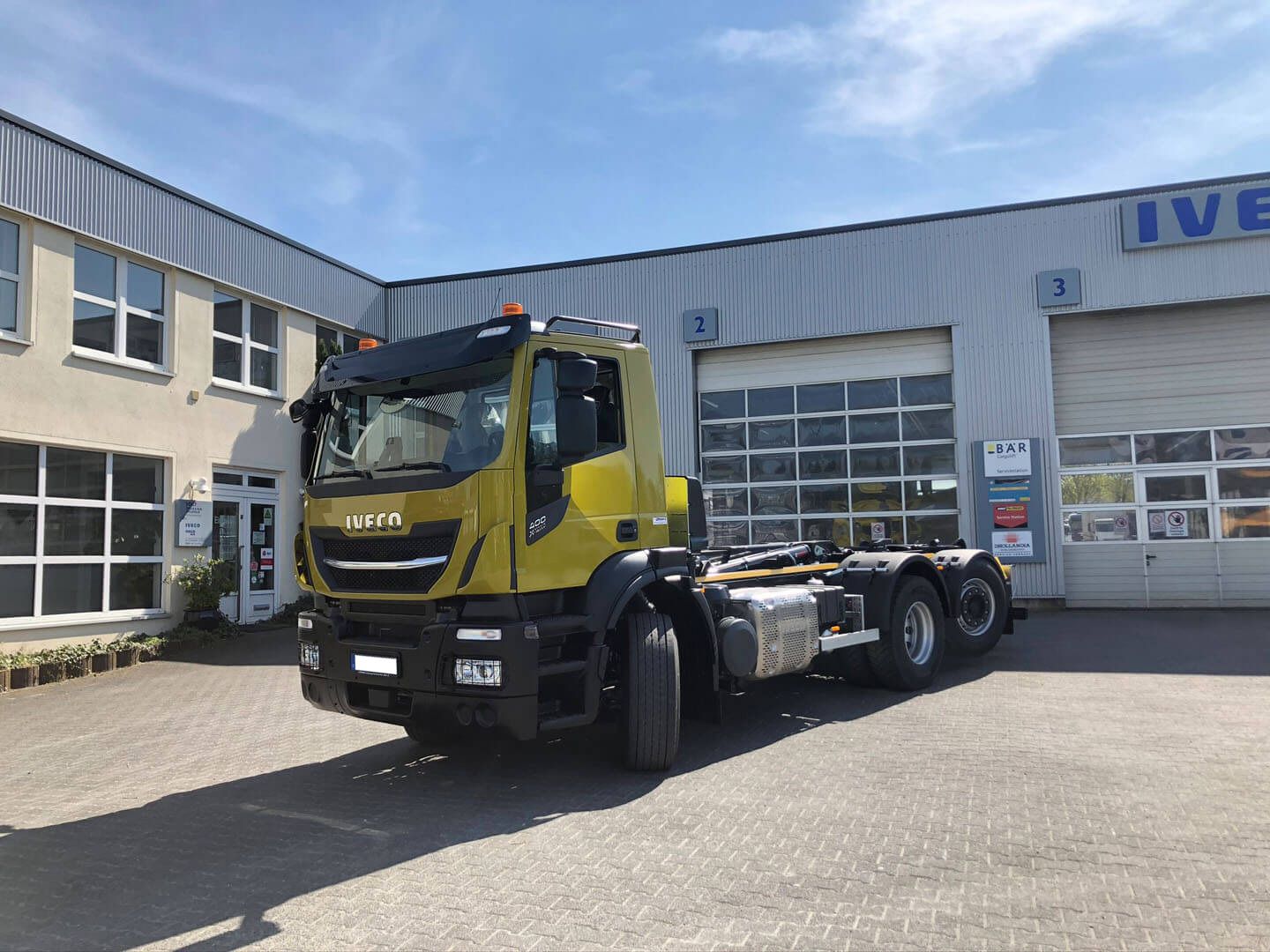 IVECO LKW vor der Werkstatt